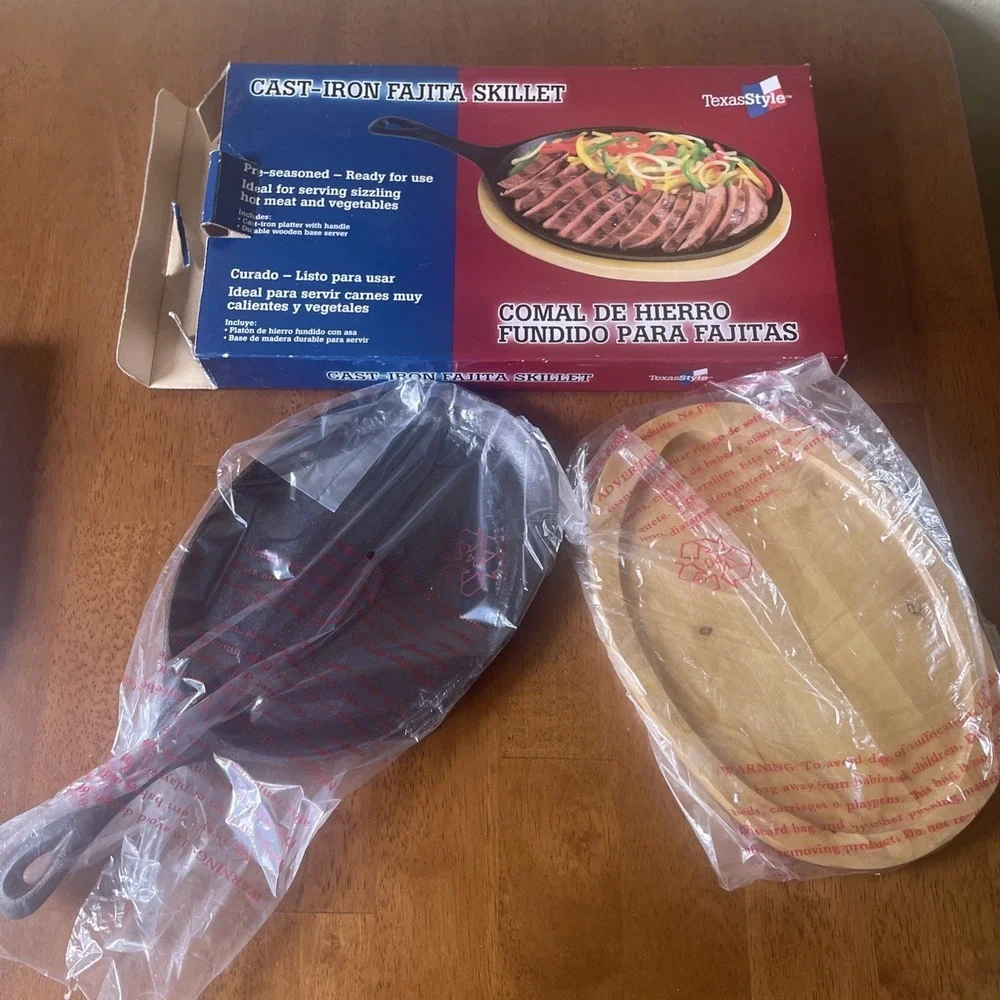 Texas Style Pre-seasoned‎ Cast Iron Fajita Skillet with Wooden Base NEW